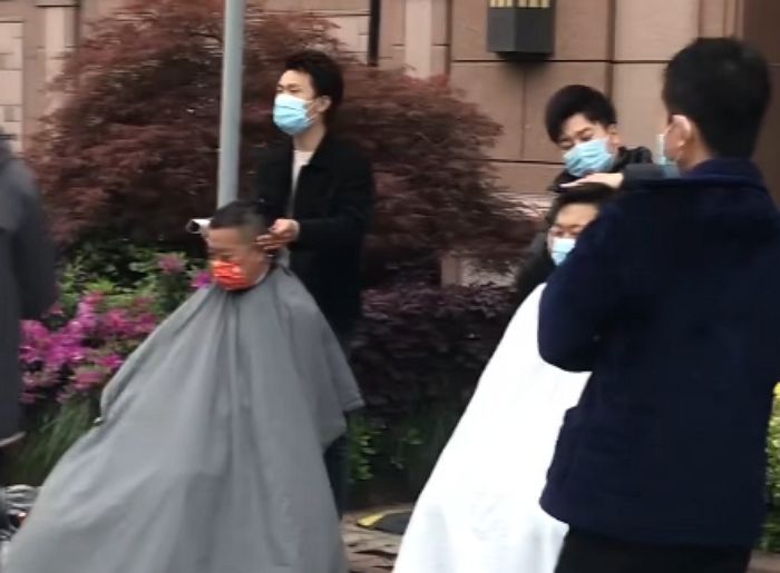 봉쇄령 때문에 미용실 못 가자 답답해 담벼락에 머리만 쏙 내밀고 이발하는 상하이 시민들 (영상)
