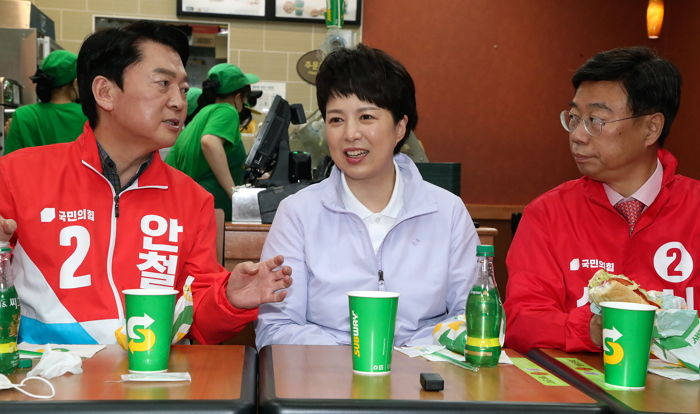 선거운동 중 김은혜 후보와 써브웨이 함께 들어가 샌드위치 먹은 분당갑 안철수