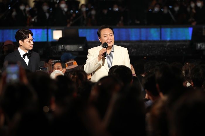 尹 대통령·김건희 여사, 열린음악회 객석서 등장...청와대는 국민의 것