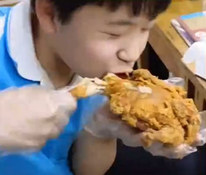 반 평균 성적 오르면 1인 1닭 치킨 파티 열어주겠다는 약속 지킨 담임 선생님 (영상)