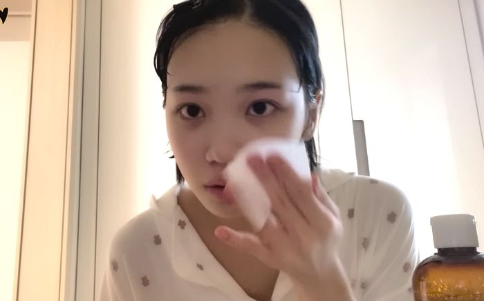 화장 안하고 생얼로 방송해도 될 것 같은 르세라핌 김채원 메이크업 전후 모습 (영상)