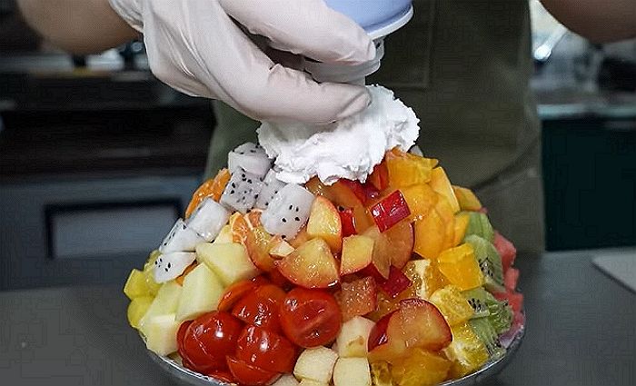 과일값만 2만원이라 밑지고 판다...선착순 한정 판매하는 과일 폭탄 빙수