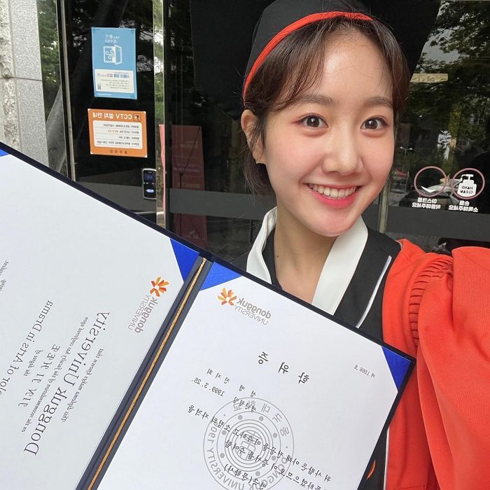 빵꾸똥꾸가 벌써...대학교 졸업식서 학사모 쓴 사진 공개한 진지희