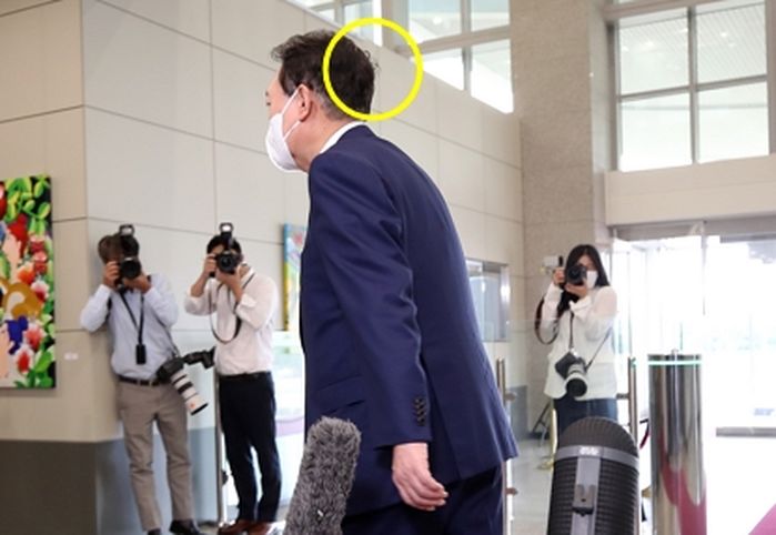 대통령님 많이 바쁘시죠?...뒷머리에 까치집 짓고 출근한 尹 대통령
