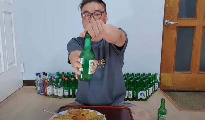 8개월 동안 매일 소주병 원샷 인증사진 찍어 1천병 돌파한 유튜버 (영상)