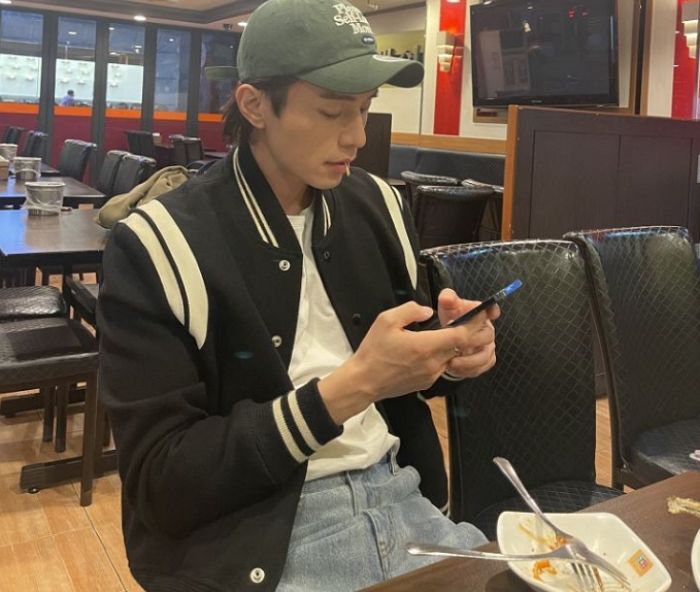 치킨은 못 참죠...동네 통닭집에서 양념치킨 먹다가 딱 걸린 남자 톱 배우 (+사진)