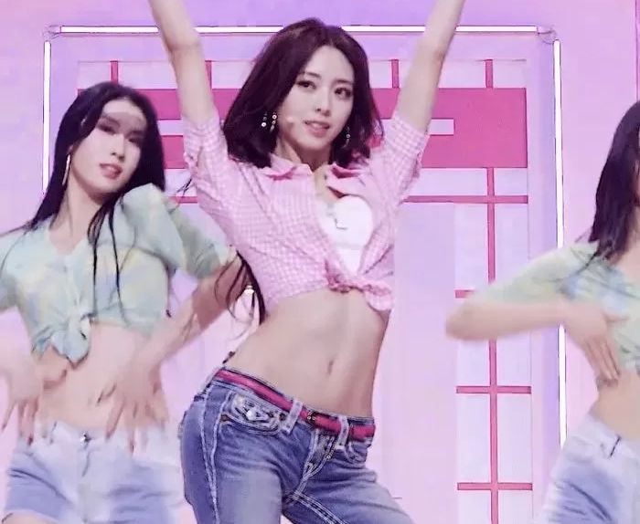 로우라이즈 찰떡 소화한 있지 유나...골반뽕 의혹 시달렸던 과거 영상