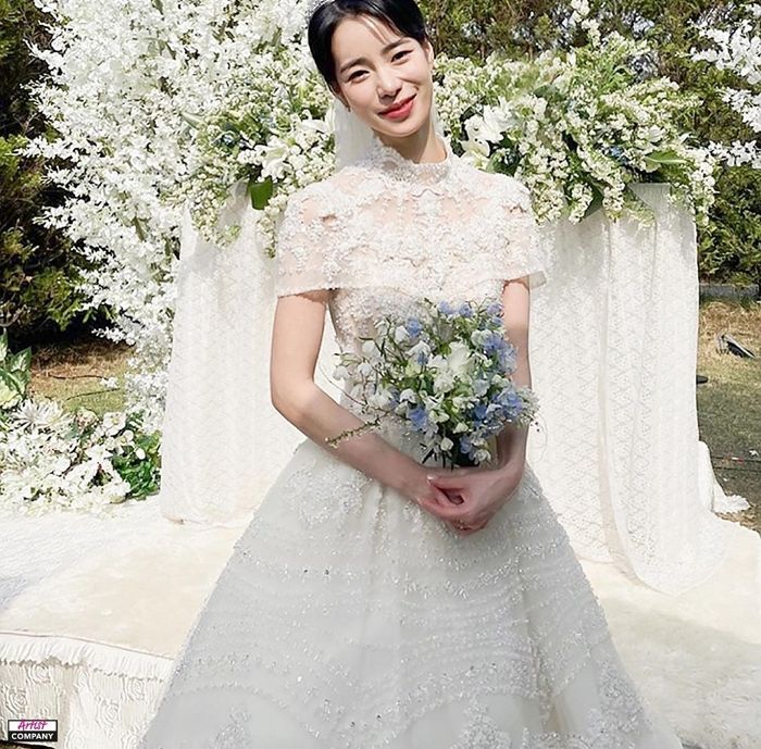 순백의 드레스 입고 미모 뽐내는데 보면 왠지 긴장되는 더 글로리 박연진 결혼식 사진