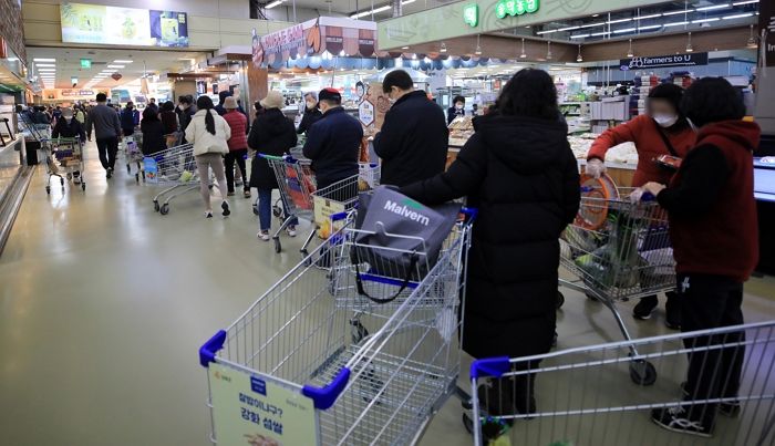한우가 반값이라니...주차장까지 오픈런 벌어진 강남의 대형마트 상황