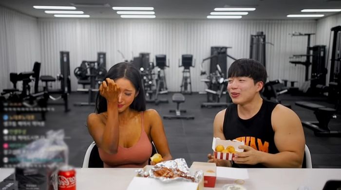 6개월 동안 닭가슴살만 먹은 헬스 트레이너에게 치즈볼+치킨 줘 오열하게 만든 타락헬창