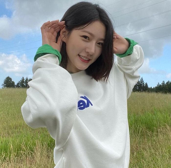 생활고 호소하던 김새론, 메가커피서 카페 알바 하는 근황 공개 (+사진)