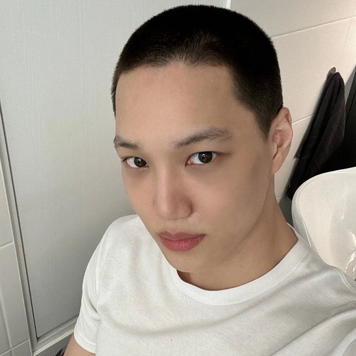 카이, 오늘(11일) 입대...팬들 위해 깜짝 공개한 까까머리 셀카