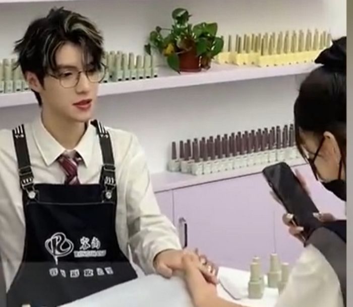 아이돌 외모 때문에 강제 팬싸 당하며 매일 극한 직업 찍고 있다는 훈남 네일샵 사장님