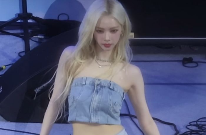 연세대 아카라카에서 청청패션 완벽 소화하고 미모 포텐 터진 카리나