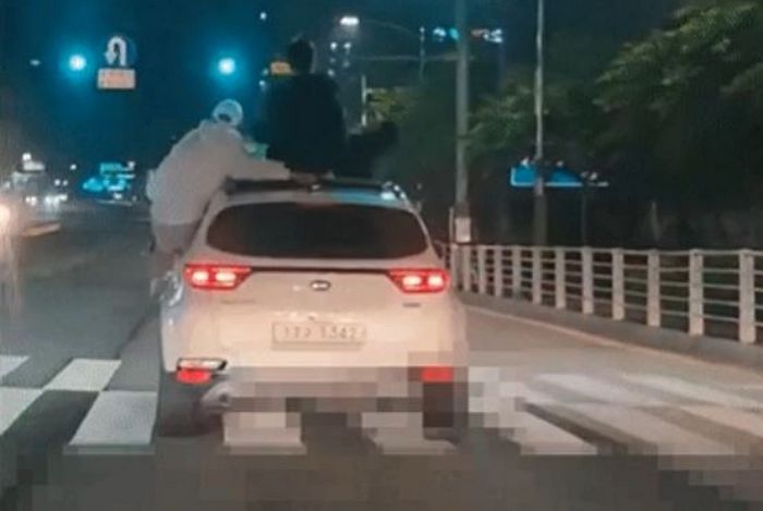 달리는 자동차 창문 밖으로 몸 내밀더니 춤추는 청년 세 명을 발견했습니다 (영상)