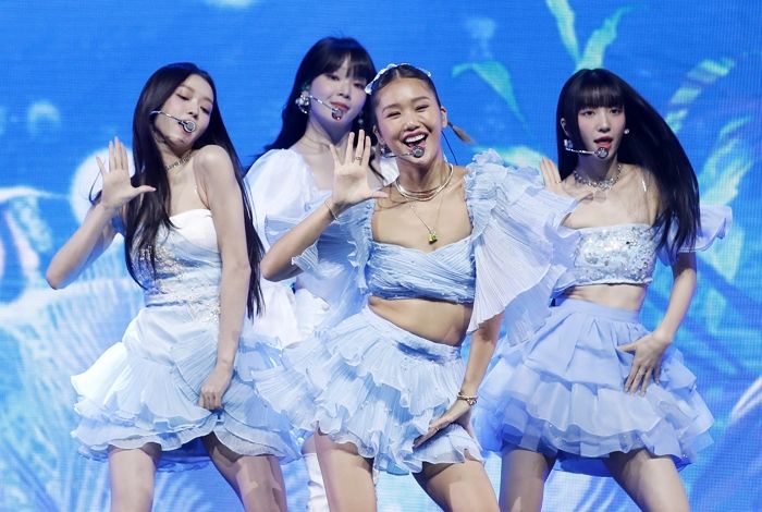 태닝한 오마이걸 미미, 걸그룹 활동 시작...혼자 튄다vs오히려 예쁘다