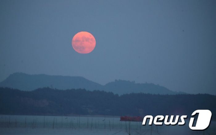 추석인 오늘(29일) 전국 밤하늘에 떠오른 슈퍼 보름달 보고 소원비세요