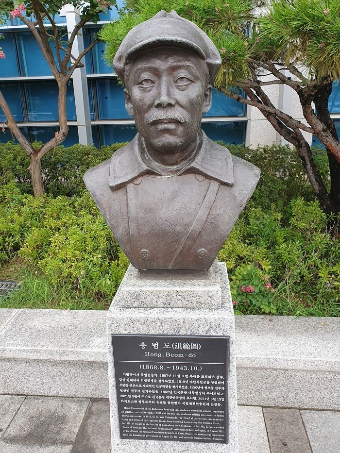 독립기념관장 홍범도 장군 흉상, 군 정신 가르친다면 그대로 두는 게 바람직