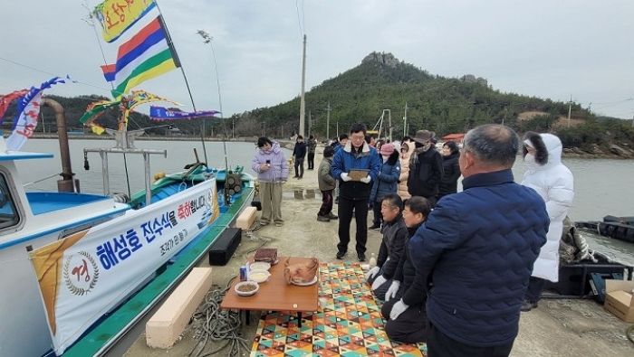 퇴직금 털어 30년 전 제자들에게 2억짜리 어선 선물한 신안군 섬마을 선생님
