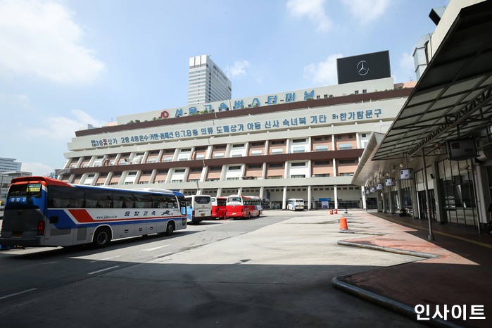 강남 고속버스터미널 대합실로 1t 트럭 돌진해 7명 부상...충격적인 현장 사진
