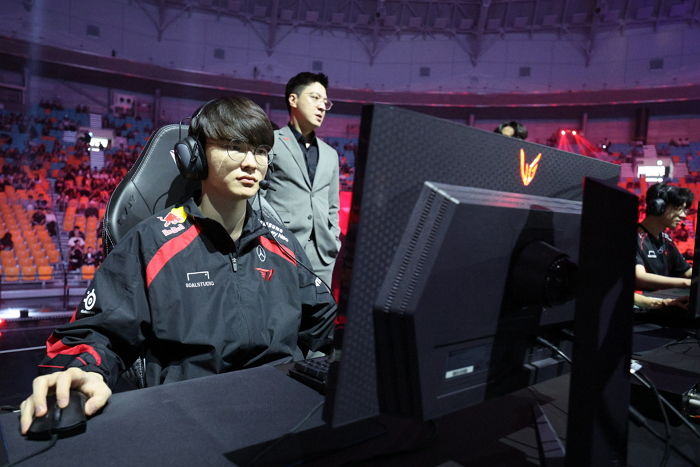 훈수 두시더니 LCK 경기장 직접 찾아온 페이커 할머니