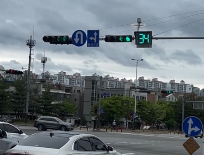 한국서 시범운행 중인 카운트다운 신호등...꼬리물기 사라진다 vs 예측 출발 늘어난다