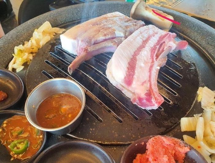 다신 제주도 고깃집 안 갈래요...추천받아 시켰다는 제주 비계고기 상태