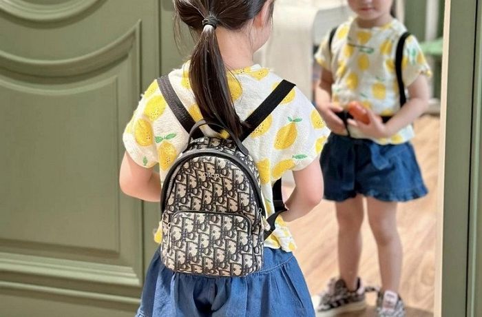 디올 원피스에 구찌 재킷...아이 왕따 당할까봐 빌려서라도 명품 아동복 입히는 MZ 부모들