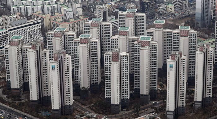 선남선녀 사는 궁궐 반포 래미안 앞에 세워진 자화자찬 비석... 누리꾼들이 보인 찐반응