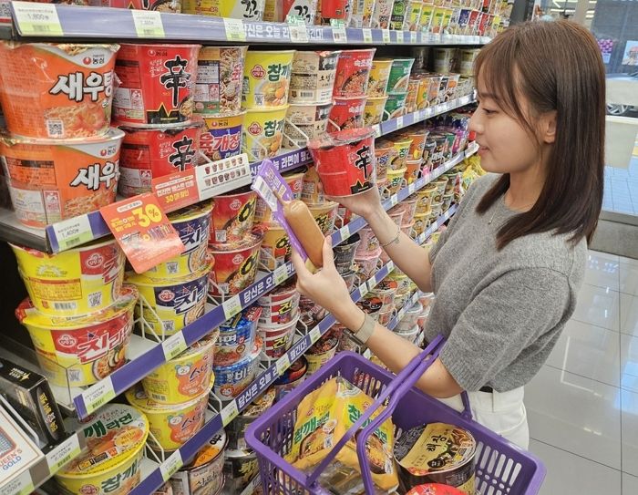 뜨끈한 라면 국물 생각 날 땐 CU로... 100여 개 인기 라면 최대 60% 할인한다