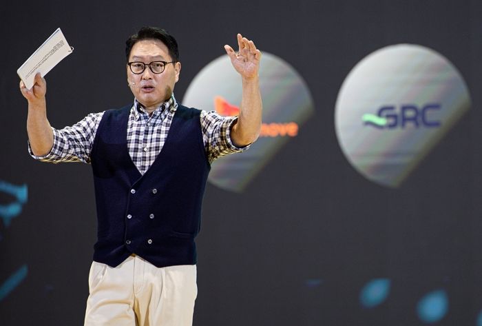 엔비디아 젠슨 황 긴급 요청에 자신감 보인 SK 최태원... 6개월 앞당겨줄게