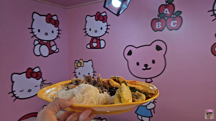 1만원으로 배 터지게 밥 먹고 후식+노래방까지 즐길 수 있는 키티 덕후 사장님의 한식 뷔페