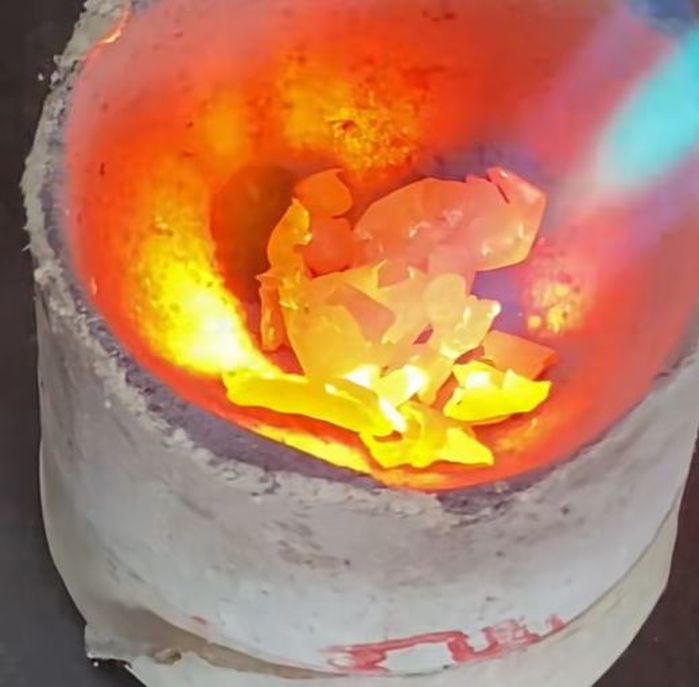 금값 오르자 시신 수습하며 모아둔 금니 팔아 250만원 벌어들인 장의사