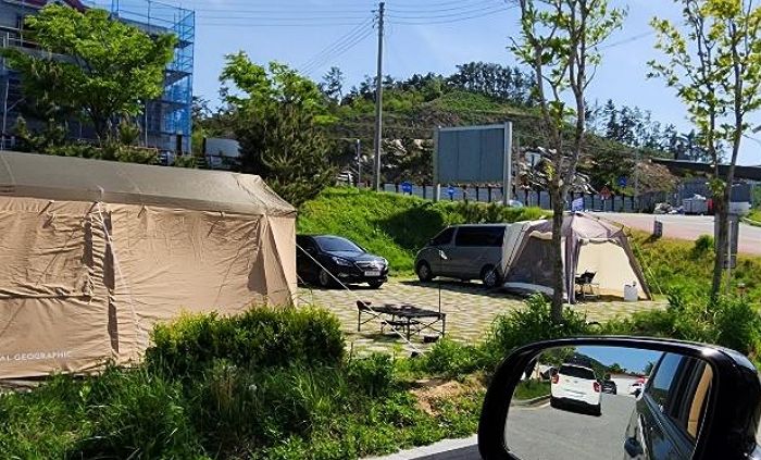 휴게소 주차장에 텐트 쳐놓고 캠핑하는 사람들... 주차장인데 자리가 없어요
