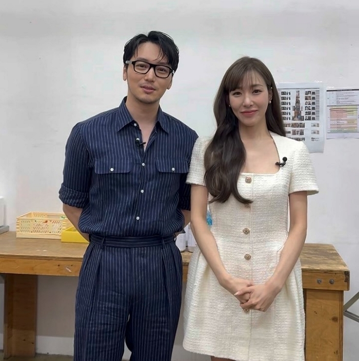 변요한티파니, 숟가락에 비친 '두 사람' 포착... 새해 동거설 화제