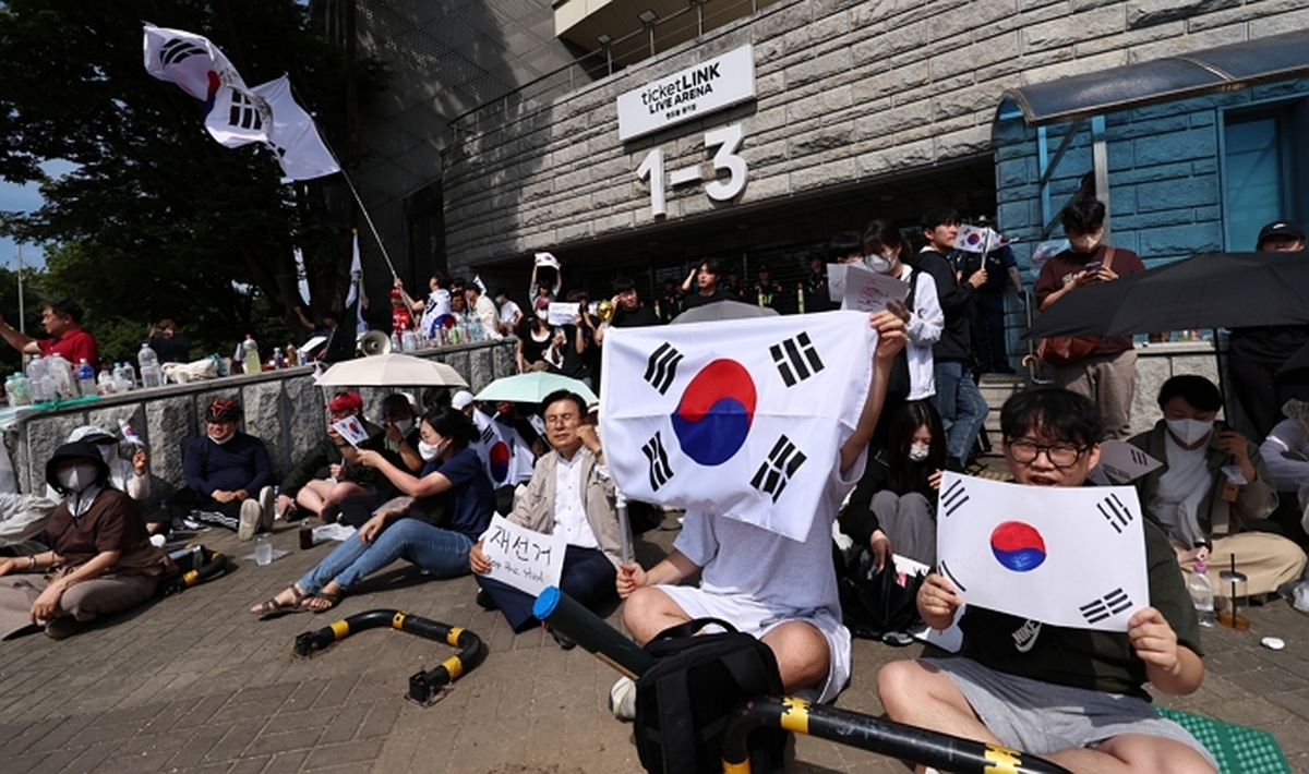 잠실 개표소 앞 밤샘 대치...태극기 든 시민들 "재선거" 요구