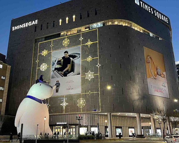 [직썰포토] 신세계백화점, 타임스퀘어점에 17m 초대형 푸빌라 벌룬 띄웠다