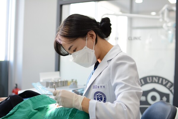 전체 치아 상실했다면···임플란트 틀니로 대체할 수 있어