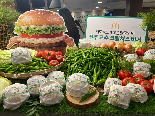 개발만 1년 3개월···맥도날드, 진주 고추 크림치즈 버거 출시