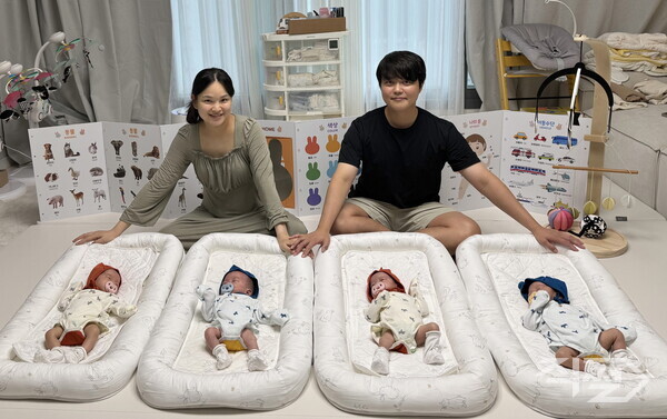 [포토] 구본준 LX그룹 회장, 네 쌍둥이 아빠 직원에 1억원 전달