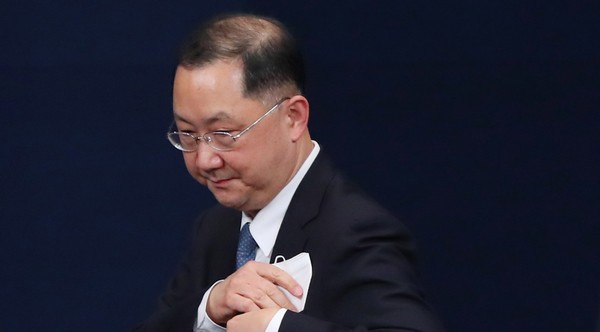 靑민정수석 아들 취업지원서에 "아버지가 민정수석"...자진사퇴 수순