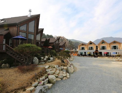 무주계곡 배경의 쾌적한 객실… 무주아일랜드펜션 눈길