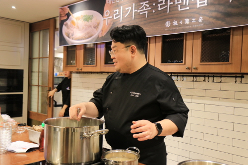 탄탄면공방 이상문 셰프, 영화 우리가족:라멘샵 라멘테 재현 쿠킹클래스 진행