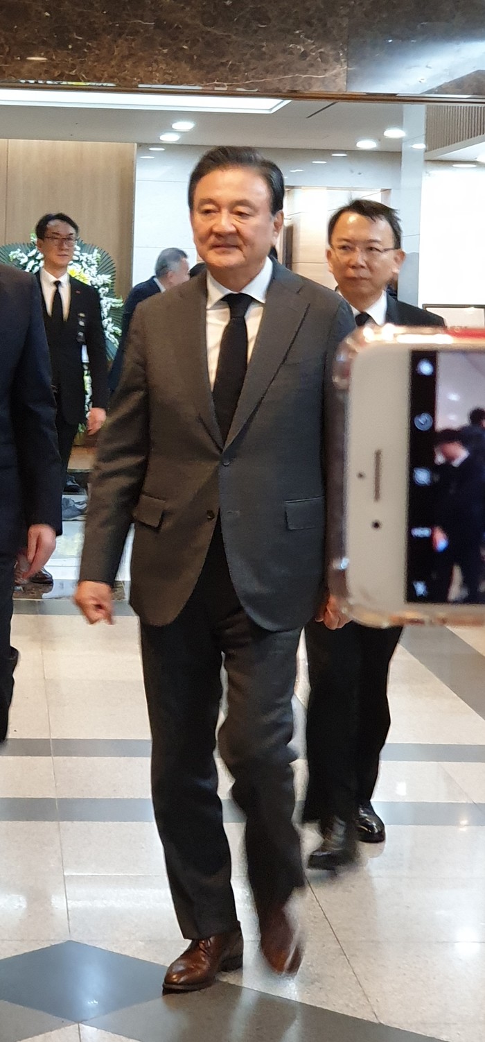 [AT포토] 빈소 나서는 홍석현 중앙홀딩스 회장