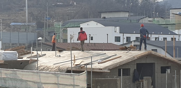 [현장고발] 인천 문학구역도시개발… 위험천만한 고소작업 현장
