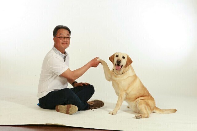 [우여사] 손가락 물면서 장난치는 강아지 랑이⋯ 그대로 둬야 할까요?
