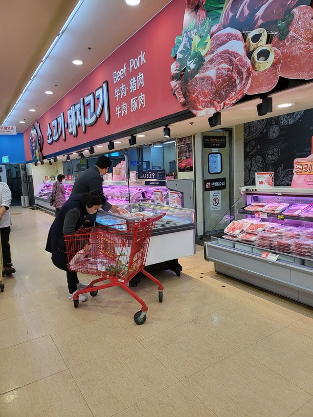 [르포] 한우가 반값…롯키데이 첫날, 롯데마트 가보니