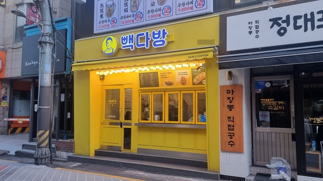 흔들리는 백종원의 더본…‘빽다방’만 우후죽순