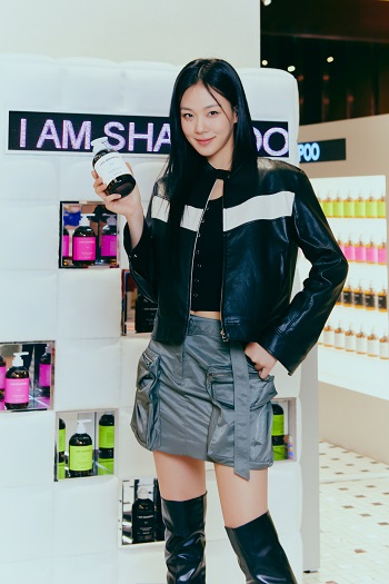 저스트 에즈 아이엠, 현대백화점 더현대 서울서 팝업 스토어 진행