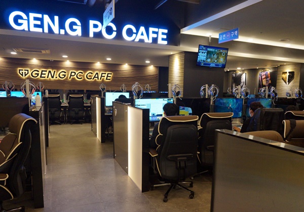 젠지에 홈구장이…서울 신촌 젠지 PC 카페 가보니